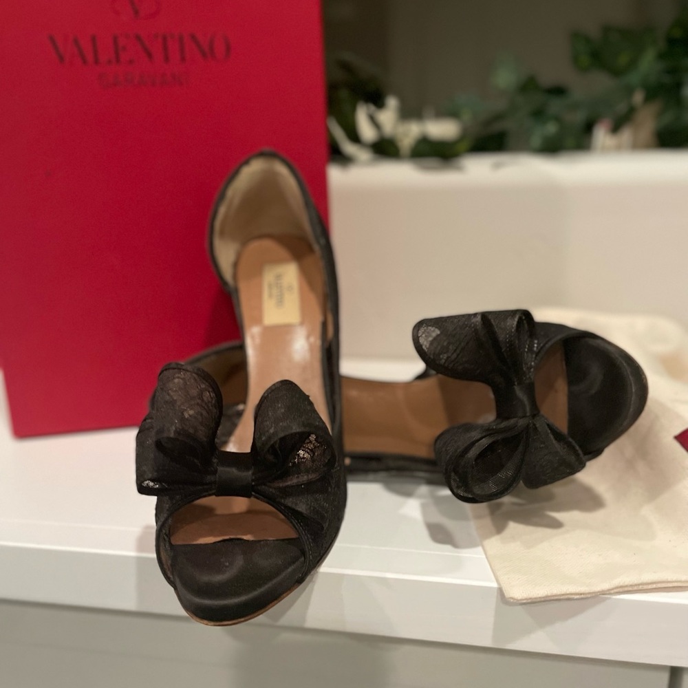 Valentino Garavani lace bow shoe
